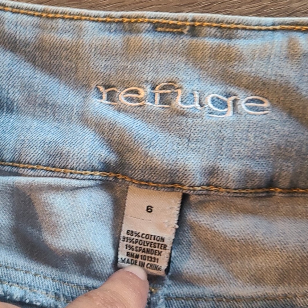 Shorts - Picture 2 of 3